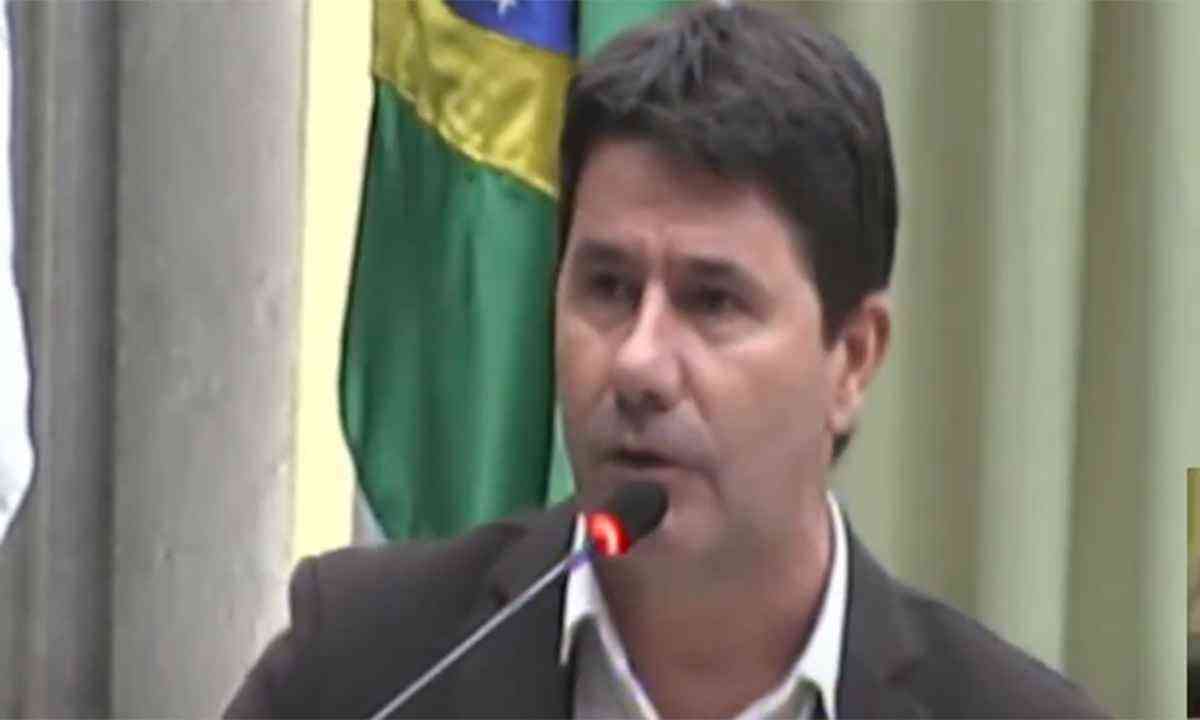 VEREADOR ALEX CHIODI RETOMA DISCUSSÃO SOBRE BOLETIM ESCOLAR COM NOTA