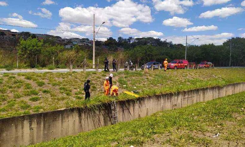 Bombeiros e guardas civis atuaram na ocorrência(foto: Guarda Municipal de Contagem/Divulgação) Bombeiros e guardas civis atuaram na ocorrência(foto: Guarda Municipal de Contagem/Divulgação)