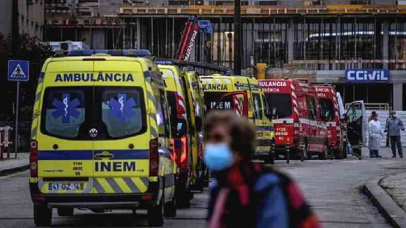 Fila de ambulncias em um hospital de Lisboa ilustra as dificuldades vividas em Portugal(foto: AFP)