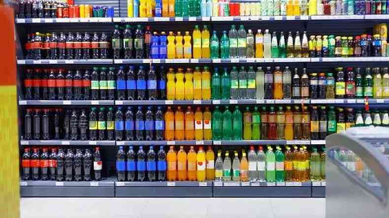 Bebidas em prateleira de supermercado