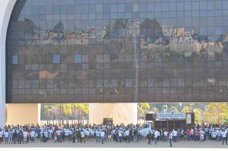 Ato de segunda-feira reuniu milhares de pessoas em frente  Cidade Administrativa(foto: Gladyston Rodrigues/EM/D.A Press )