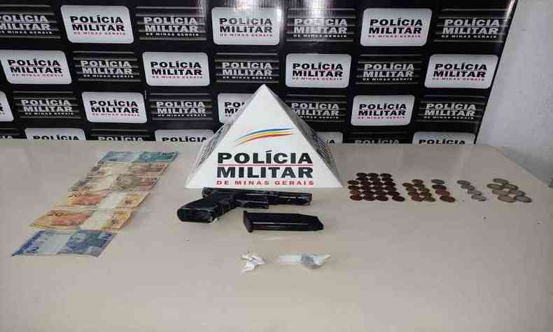 Arma e dinheiro apreendidos com ladres que invadiram hotel prximo a Itabira(foto: PMMG)