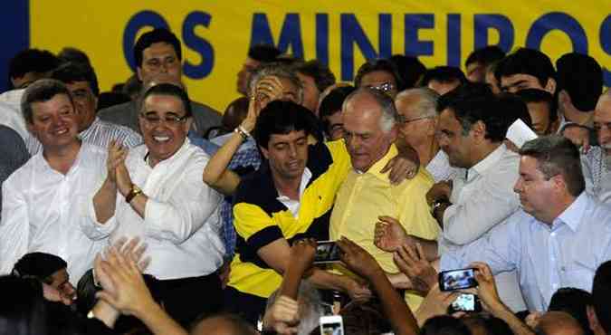 Com o ginsio do Cruzeiro lotado, Acio, Pimenta, Dinis e Anastasia, ao lado do governador Alberto Pinto Coelho (E), fizeram discursos inflamados e convocaram os militantes a pedir votos (foto: Jair Amaral/EM/D.A PRESS)