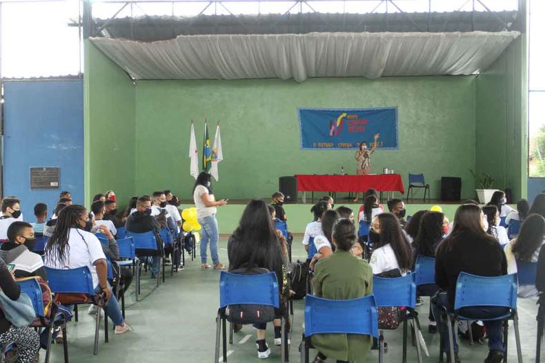 Alunos na Escola Estadual Agnelo Correia Viana: rede estadual já voltou às aulas(foto: Edésio Ferreira/EM/D.A Press) Foto dos alunos na Escola Estadual Agnelo Correia Viana