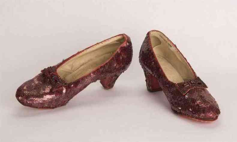 Os sapatos vermelhos usados por Dorothy em 'O Mgico de Oz' voltaram ao seu lugar de origem.(foto: Reproduo/FBI)
