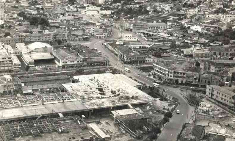 Foto em preto e branco da construção da rodoviária de BH em 1971
