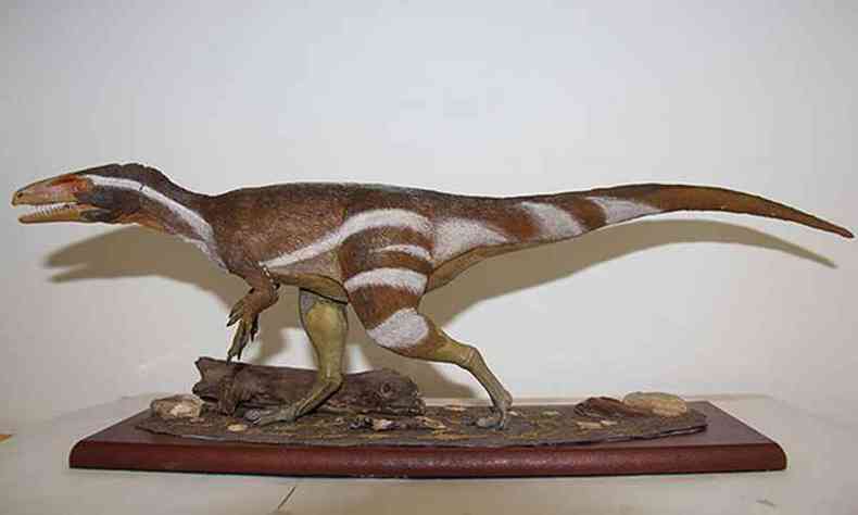 Reconstruo do dinossauro em miniatura(foto: Divulgao Museu Nacional/Renan Bantim)