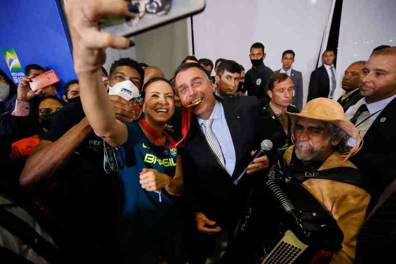 Bolsonaro em posse dos ministros João Roma e Onyx Lorenzoni, na quarta-feira (24/2) (foto: PR/Reprodução)