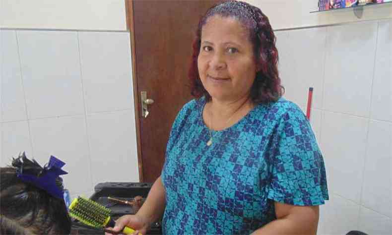 A cabeleireira Rosilene Dias usa o recurso que permitiu levar o negocio da sala de casa para local estruturado(foto: Luiz Ribeiro/EM/D.A Press)