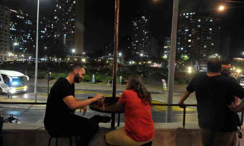 Clientes admiram a vista noturna da praa no Bar Palito, localizado na Galeria So Vicente