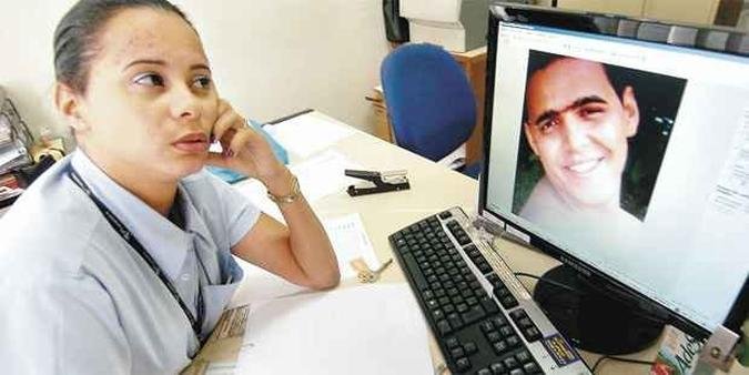 Jacqueline mostra foto do irmão, Adelson, que morreu na Rodovia Fernão Dias, quando sua moto foi jogada sobre mureta por um carro(foto: CRISTINA HORTA/EM/D.A PRESS) Jacqueline mostra foto do irmão, Adelson, que morreu na Rodovia Fernão Dias, quando sua moto foi jogada sobre mureta por um carro(foto: CRISTINA HORTA/EM/D.A PRESS)