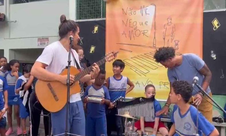 Cantor Gustavo Fraga em uma apresentao artstica na Escola Estadual So Bento, em Belo Horizonte