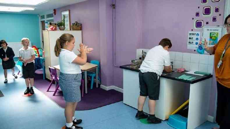 Crianas lavando a mo em escolas britnicas; protocolos de higiene para alm da pandemia ajudam a evitar adoecimento de alunos e professores(foto: PA Media)