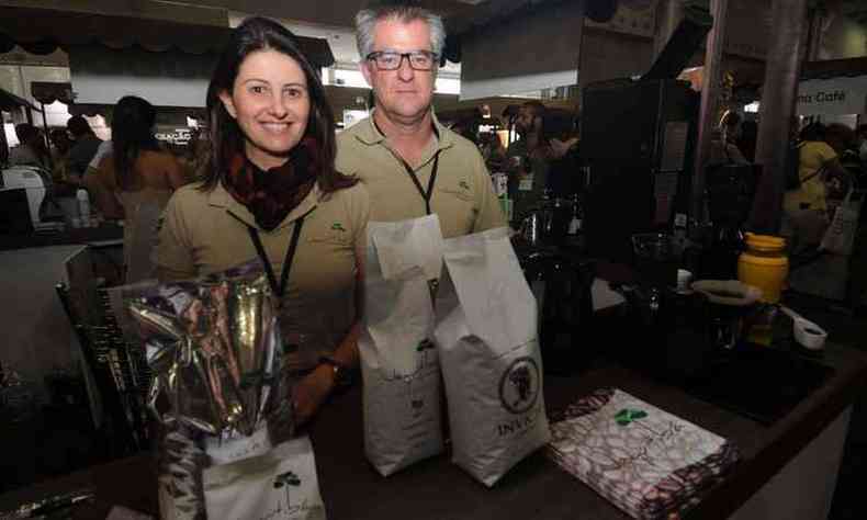 O casal Luiz Fernando e Juliana produz o caf diferenciado em Guaxup, no Sul do estado(foto: Leandro Couri/EM/D.A Press)