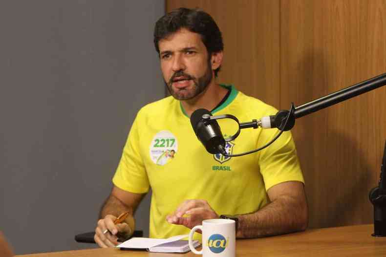 Marcelo lvaro Antnio com camisa do Brasil durante o 'EM Entrevista'