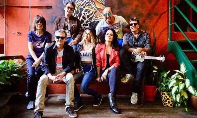 Banda liderada por Evandro Mesquita foi um dos destaques do chamado BRock(foto: Blitz/divulgação ) Sete integrantes da banda Blitz sorriem, sentados em um banco e tendo ao fundo parede vermelha