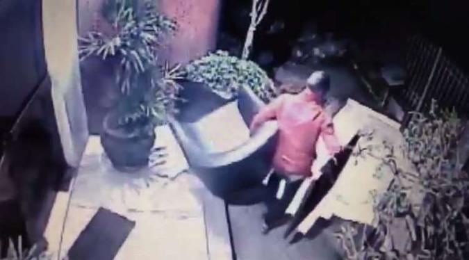 Homem invadiu o prédio durante a madrugada e levou quadros e uma poltrona(foto: Reprodução) Homem invadiu o prédio durante a madrugada e levou quadros e uma poltrona(foto: Reprodução)