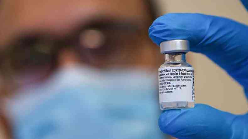 A nica vacina contra a covid-19 liberada no Brasil para indivduos de 12 a 17 anos  a Comirnaty, de Pfizer e BioNTech