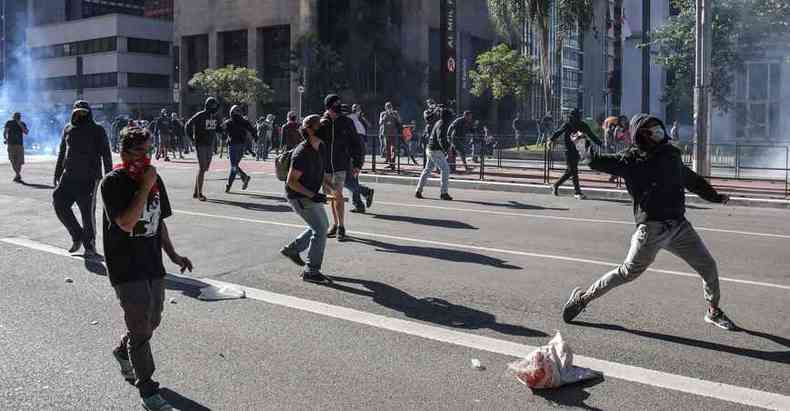 Manifestantes de torcidas organizadas e apoiadores de Bolsonaro se enfrentaram ontem na Avenida Paulista. Atos foram reprimidos por policiais militares(foto: Nelson ALMEIDA/AFP)