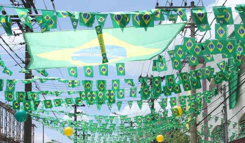 Bandeirinhas da Seleo em rua de BH.