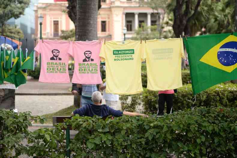 Comrcio de camisetas em apoio ao presidente(foto: Tlio Santos/EM/D.A.Press)