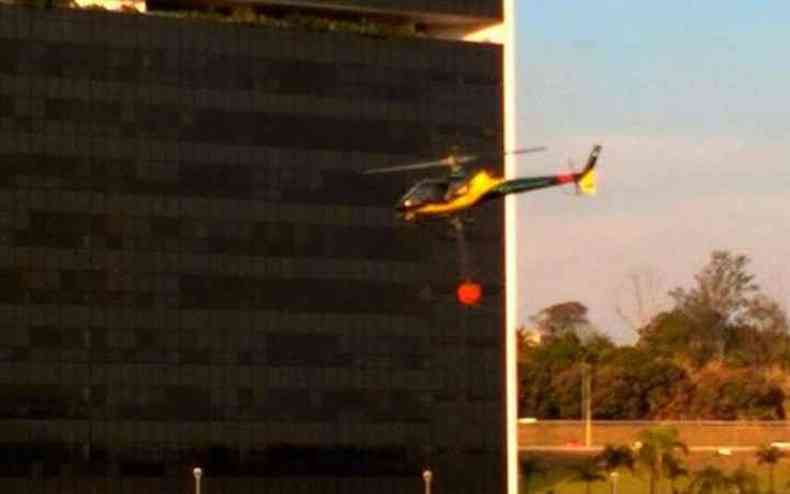 Os bolses de gua do helicptero foram abastecidos prximo  Cidade Administrativa(foto: Divulgao/Corpo de Bombeiros)