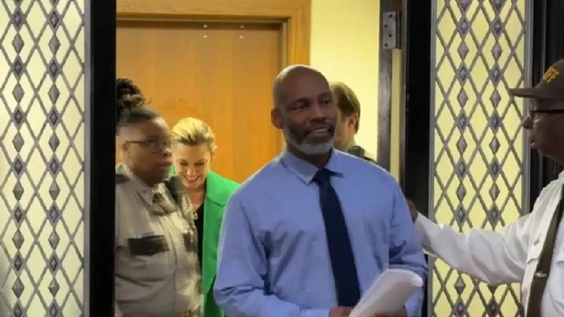 Pessoas que torciam por Lamar Johnson comemoraram no tribunal quando sua condenação por assassinato foi anulada(foto: BBC) Lamar Johnson