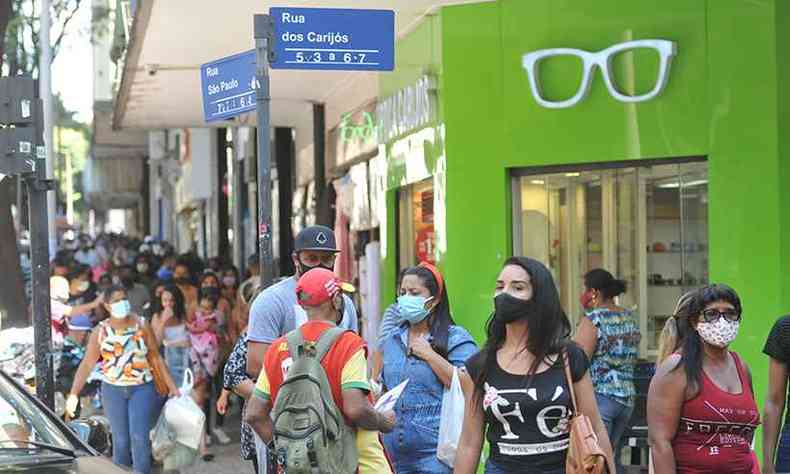 Movimento de pessoas no Centro de BH: taxa de transmisso do coronavrus est em queda na cidade(foto: Gladyston Rodrigues/EM/D.A Press - 08/05/2021)