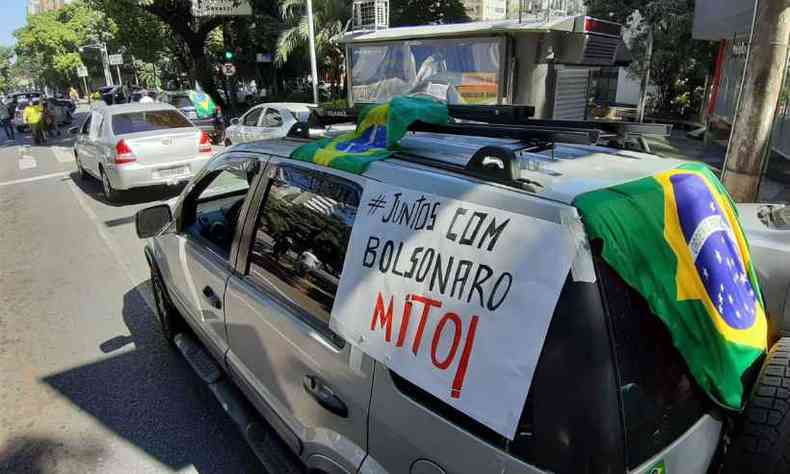 Carros tinham cartazes e bandeiras do Brasil; motoristas usavam a camisa da Seleo Brasileira de futebol(foto: Gladyston Rodrigues/EM/D. A. Press)