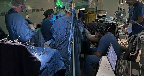  Pacientes ficam acordados em hospital durante retirada de tumores cerebrais 