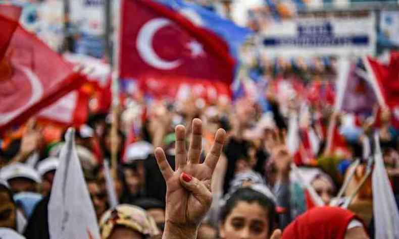 Apoiadores do presidente Tayyip Erdogan comemoram em Istambul (foto: ARIS MESSINIS/AFP)