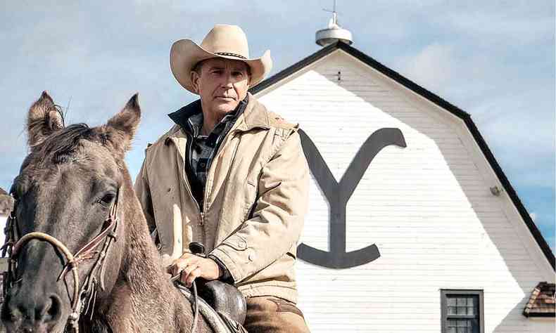 Kevin Costner montado no cavalo em cena da srie Yellowstone