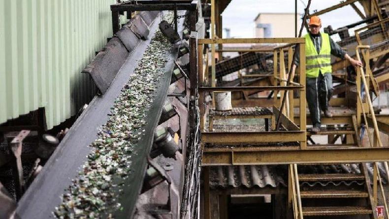 Cacos de vidro em uma usina de reciclagem na Frana