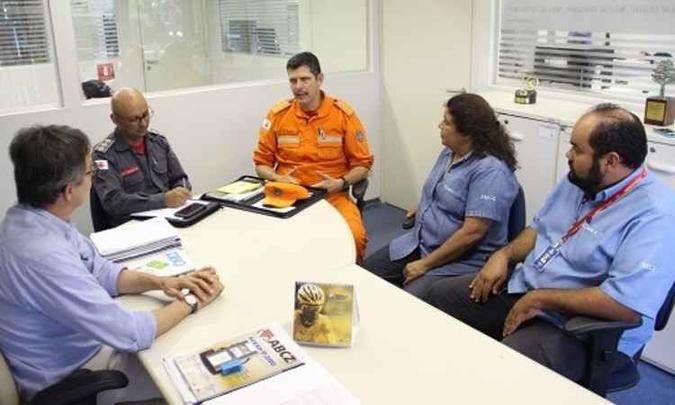 Em encontro com representantes da ABCZ, tenente-coronel Passos busca apoio à campanha(foto: Cristiano Bizzinotto/ABCZ/Divulgação) Em encontro com representantes da ABCZ, tenente-coronel Passos busca apoio à campanha(foto: Cristiano Bizzinotto/ABCZ/Divulgação)