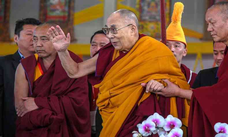 dalai lama acenando para o pblico