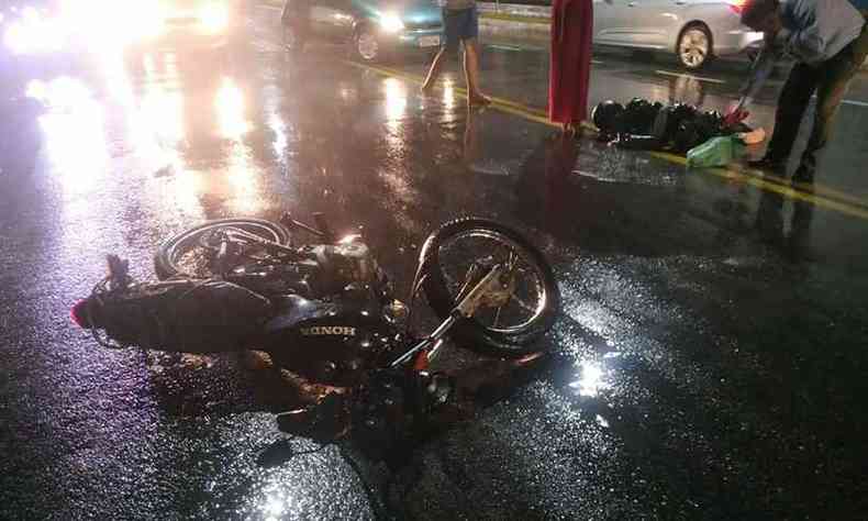 O motociclista teve o corpo arremessado para o meio da pista, sofrendo vrios traumatismos. Ele morreu no Hospital Municipal(foto: Redes sociais)