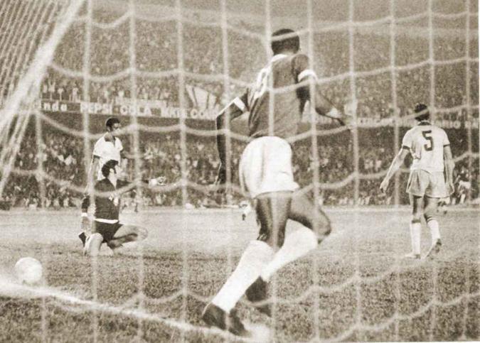 Pelé durante a partida no Mineirão entre a Seleção Mineira e a Selação Brasileira antes da Copa do Mundo de 1970(foto: Arquivo O Cruzeiro/EM) Pelé durante a partida no Mineirão entre a Seleção Mineira e a Selação Brasileira antes da Copa do Mundo de 1970(foto: Arquivo O Cruzeiro/EM)