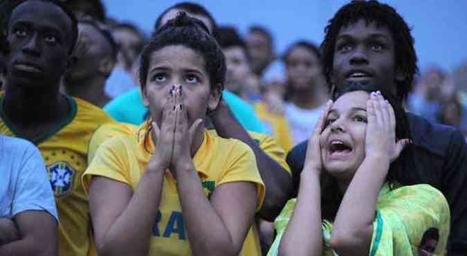 Torcida brasileira sofre com resultado, na fan fest da praia de copacabana(foto: AFP PHOTO/TASSO MARCELO )