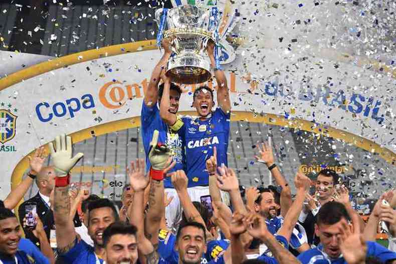 Cruzeiro busca reviver dias de conquista na Copa do Brasil para faturar o hepta e mais de R$ 70 milhes em premiao(foto: AFP / NELSON ALMEIDA)