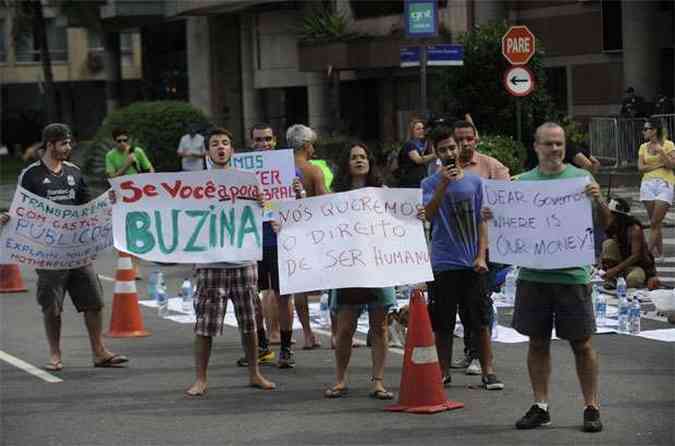 Manifestantes dizem q1ue s sairo quando o governador entrar em contato com eles(foto: Fernando Frazo/ABr)