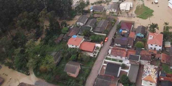 O munic�pio de Rio do Sul, completamente alagado(foto: Divulga��o/Corpo de Bombeiros )