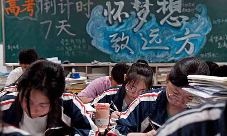 Estudantees fazem prova na China