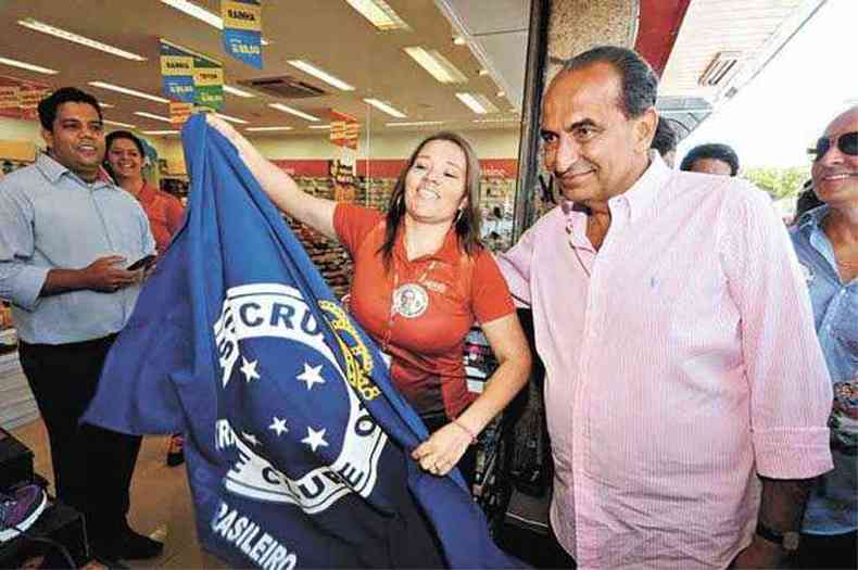 Kalil fez caminhada no Bairro Betnia, conversou com moradores e tirou foto ao lado da bandeira do Cruzeiro(foto: Euler Jr.?EM/D.A Press)