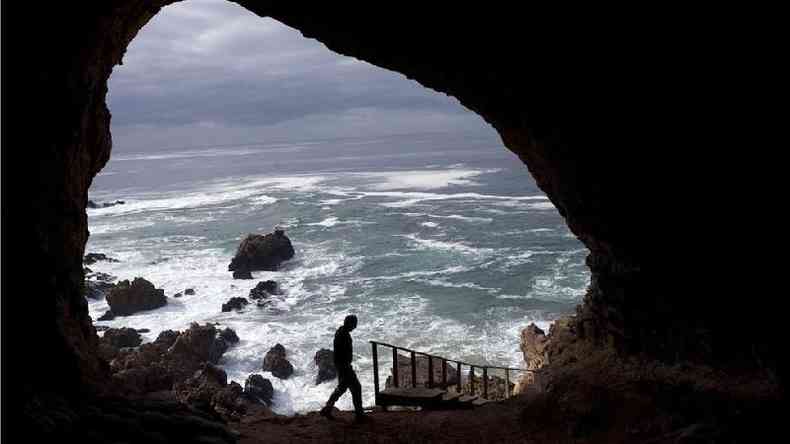 A humanidade foi salva da extino abrigando-se em cavernas (como esta em Pinnacle Point) ao longo de uma pequena faixa costeira na frica do Sul?(foto: Getty Images)