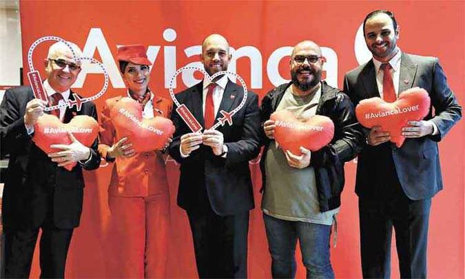 Tarcísio Gargioni, vice-presidente da Avianca Brasil (E), e Frederico Pedreira (C), presidente da Avianca Brasil, com funcionários no lançamento da campanha AviancaLovers(foto: Divulgação/Flickr/Avianca) Tarcísio Gargioni, vice-presidente da Avianca Brasil (E), e Frederico Pedreira (C), presidente da Avianca Brasil, com funcionários no lançamento da campanha AviancaLovers(foto: Divulgação/Flickr/Avianca)