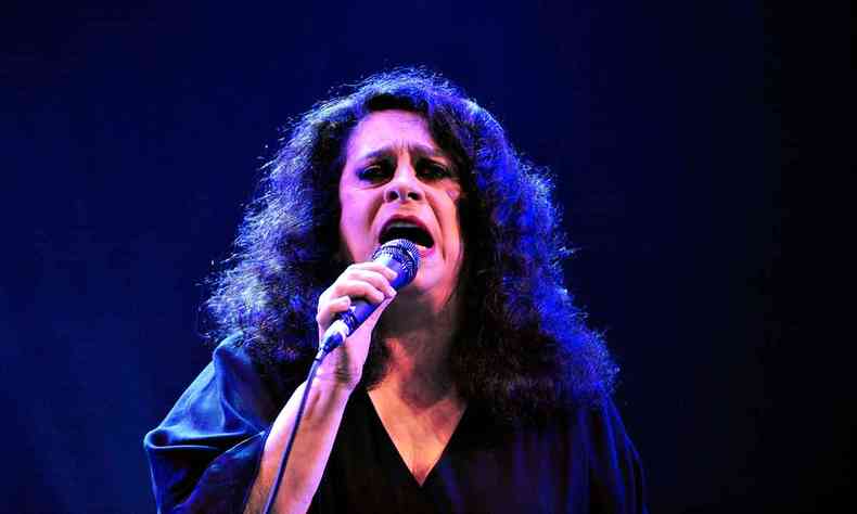 Gal Costa canta, com o microfone na mo, durante show