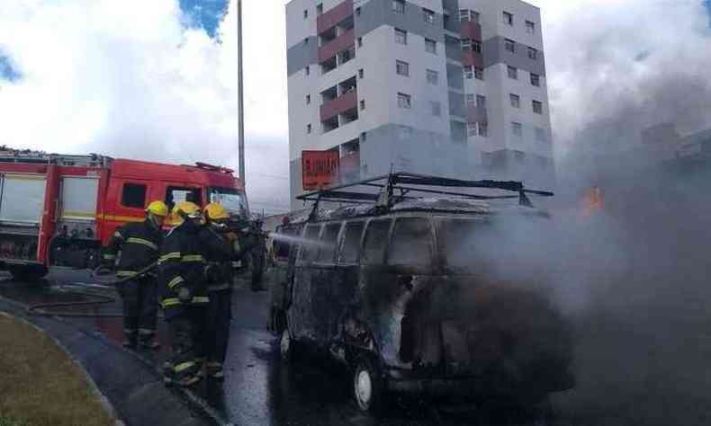 Kombi pegou fogo na Avenida Jos Cndido da Silveira(foto: Corpo de Bombeiros/Divulgao)