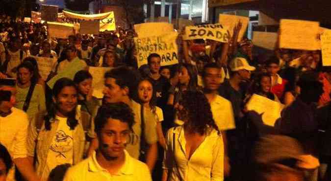 Crianas e idosos de juntaram aos jovens durante a manifestao(foto: Joo Henrique do Vale/EM/D.A.Press)