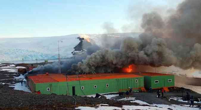 Incndio na base militar brasileira Comandante Ferraz, na Antrtica(foto: Informadorchile/Divulgao)