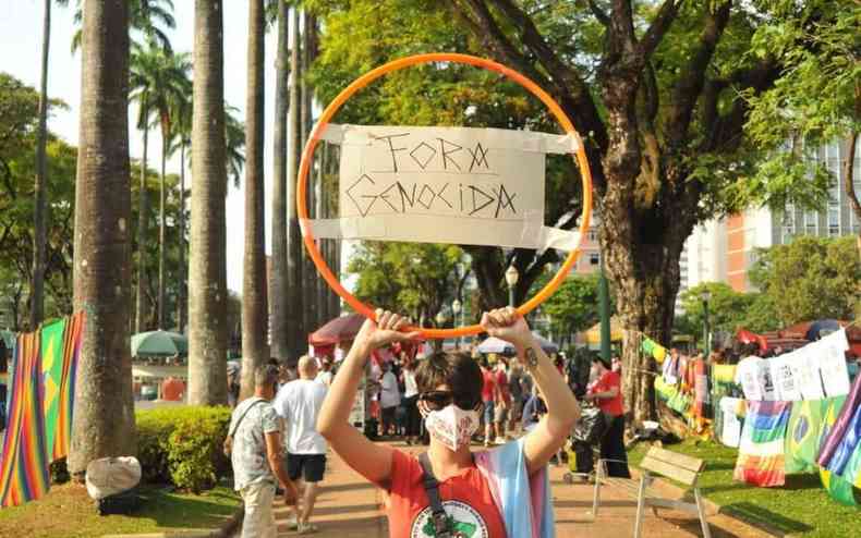 Manifestantes se renem na Praa da Liberdade para protestar contra Bolsonaro